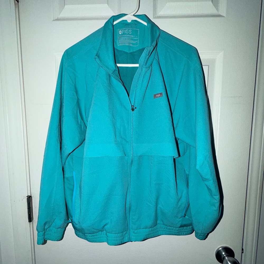 Figs Women's Sydney Scrub Jacket in Oasis